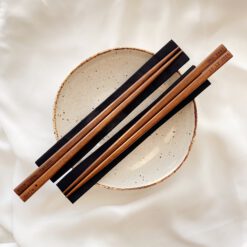 Japanse houten eetstokjes met stoffen bewaarzakjes