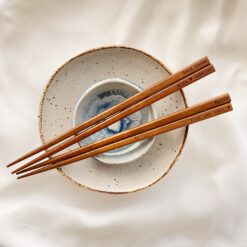 Twee setjes houten eetstokjes met naam gravure