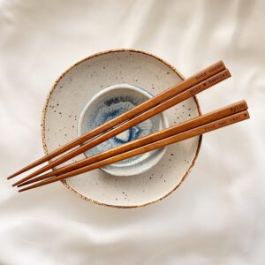Twee setjes houten eetstokjes met naam gravure