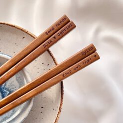 Houten eetstokjes met typewriter font naam gravure