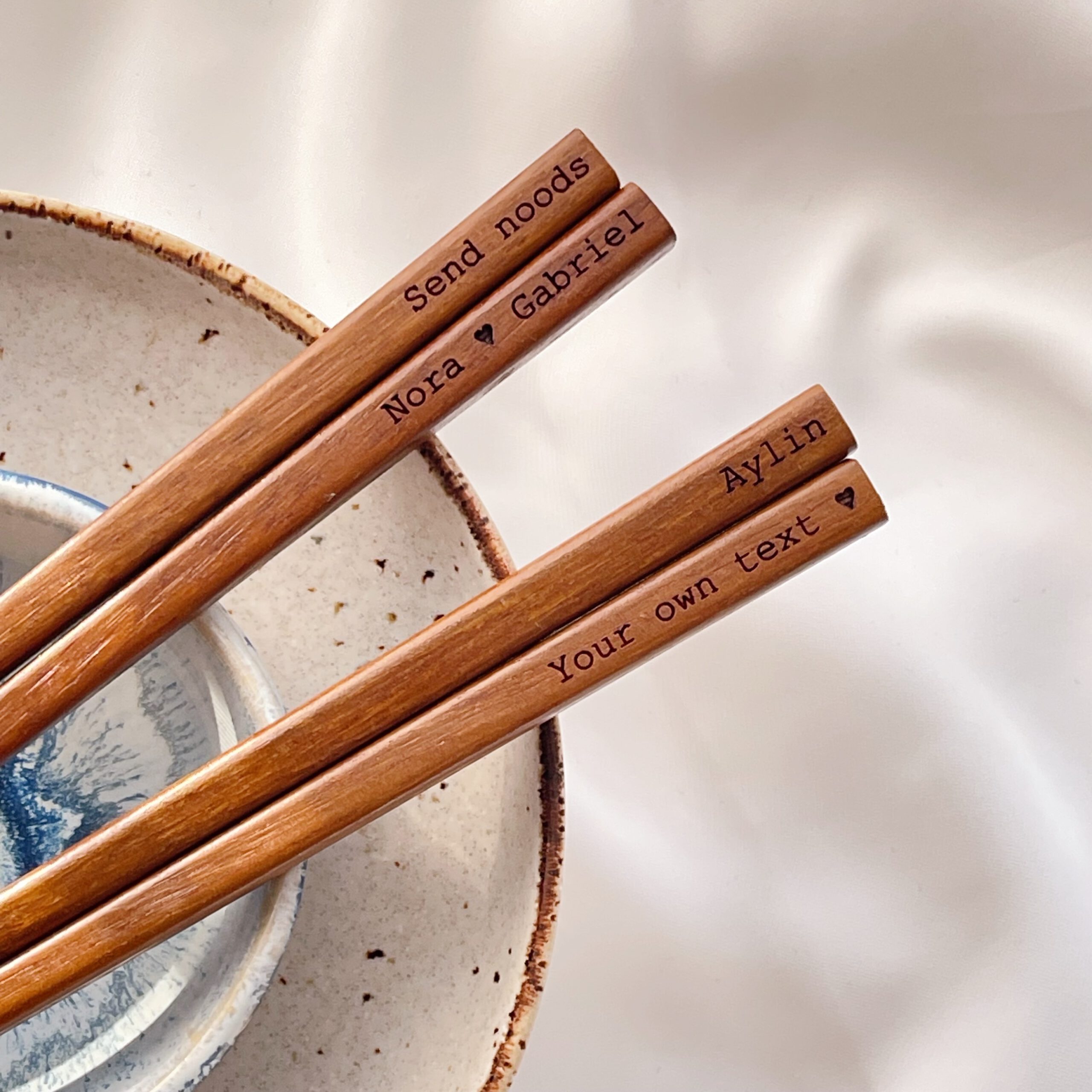 Houten eetstokjes met typewriter font naam gravure