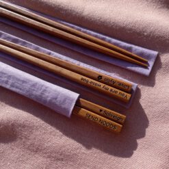 3 setjes houten eetstokjes met stoffen bewaarzakje