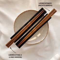 Gegraveerde eetstokjes in leesrichting A voor linkshandige mensen, en leesrichting B voor rechts handige mensen