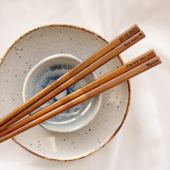 Houten eetstokjes met datum gravure