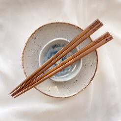 Twee setjes gegraveerde houten eetstokjes